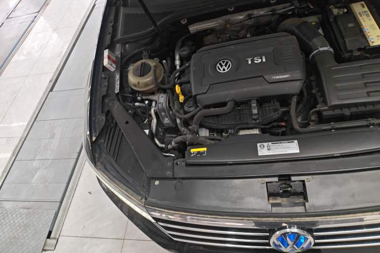 Used Volkswagen Magotan 2018 Facelift 330TSI DSG Luxury Model Engine Bay Right