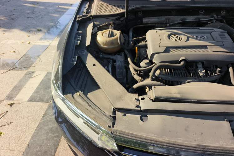 Used Volkswagen Magotan 2018 330TSI DSG Luxury Model Engine Bay Right