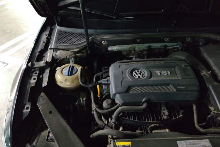 Used Volkswagen Magotan 2018 330TSI DSG Luxury Model Engine Bay Right
