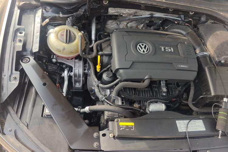 Used Volkswagen Magotan 2018 330TSI DSG Luxury Model Engine Bay Right