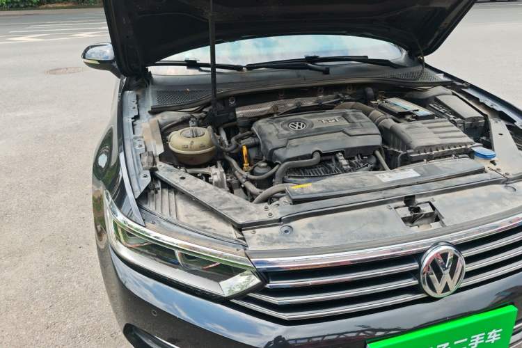 Used Volkswagen Magotan 2018 330TSI DSG Luxury Model Engine Bay Right