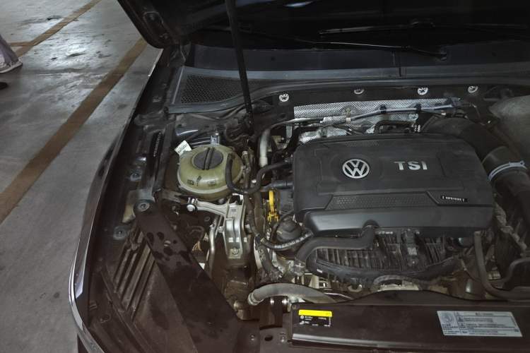 Used Volkswagen Magotan 2018 330TSI DSG Luxury Model Engine Bay Right