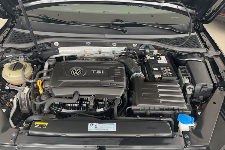 Used Volkswagen Magotan 2018 Facelift 330TSI DSG Luxury Model Engine Bay