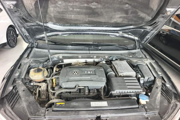 Used Volkswagen Magotan 2018 380TSI DSG Luxury Model Engine Bay