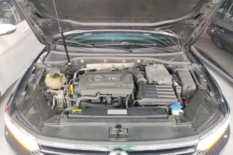 Used Volkswagen Magotan 2018 330TSI DSG Luxury Model Engine Bay