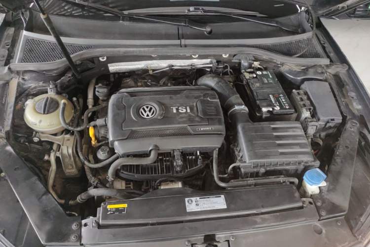 Used Volkswagen Magotan 2018 330TSI DSG Advanced Model Engine Bay