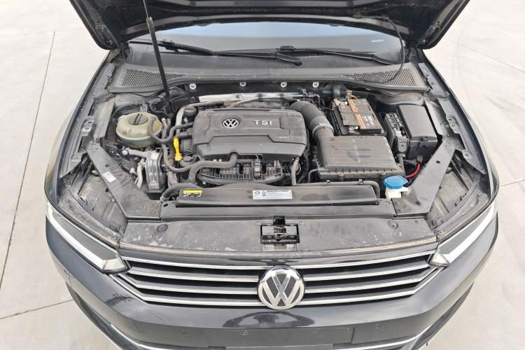 Used Volkswagen Magotan 2018 330TSI DSG Advanced Model Engine Bay