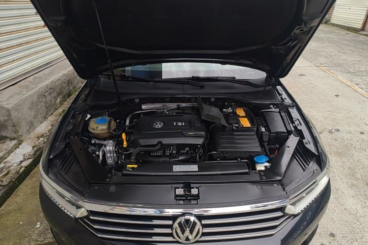 Used Volkswagen Magotan 2018 330TSI DSG Luxury Model Engine Bay