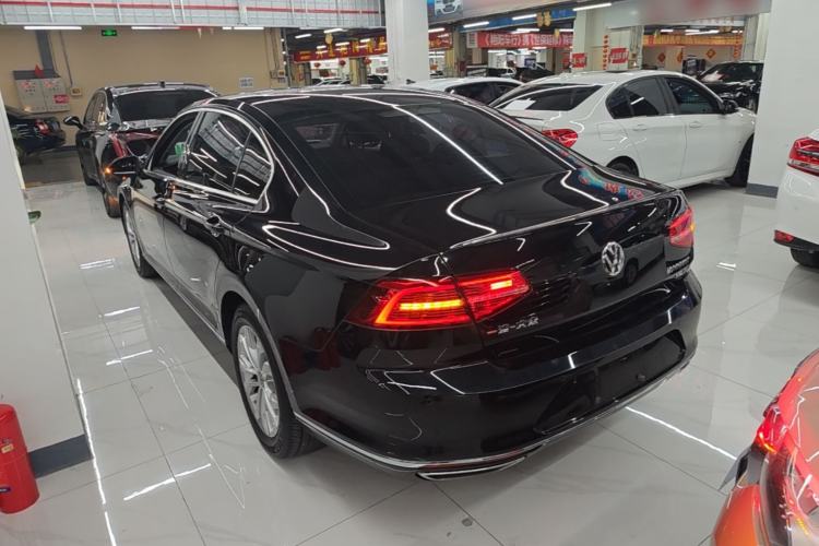 Used Volkswagen Magotan 2018 Facelift 330TSI DSG Luxury Model Exterior 2