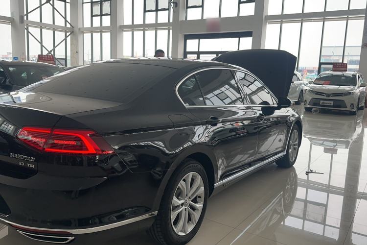 Used Volkswagen Magotan 2018 Facelift 330TSI DSG Luxury Model Exterior 2