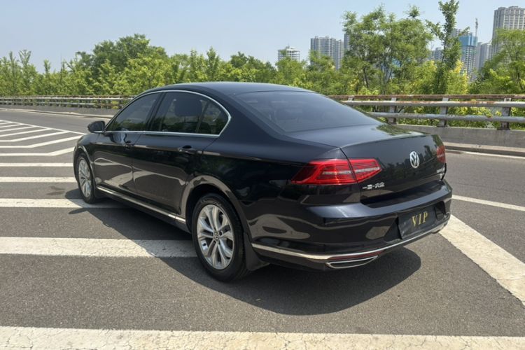 Used Volkswagen Magotan 2018 Facelift 330TSI DSG Luxury Model Exterior 3