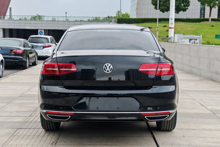 Used Volkswagen Magotan 2018 Facelift 330TSI DSG Luxury Model Exterior 4