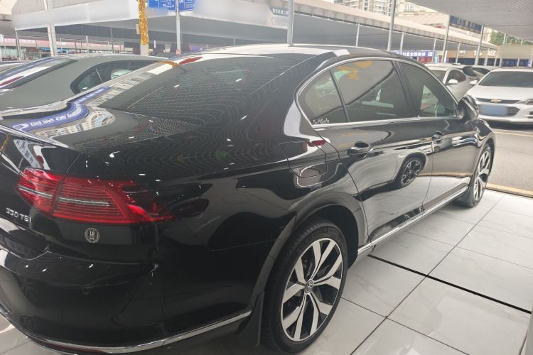 Used Volkswagen Magotan 2018 Facelift 330TSI DSG Luxury Model Exterior 8