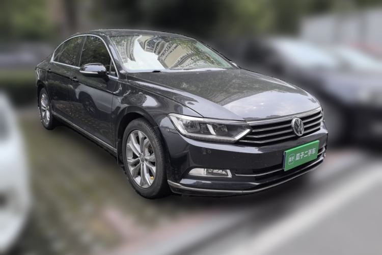 Used Volkswagen Magotan 2018 330TSI DSG Luxury Model Front Right 45 Deg