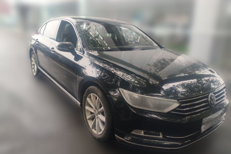 Used Volkswagen Magotan 2018 330TSI DSG Advanced Model Front Right 45 Deg