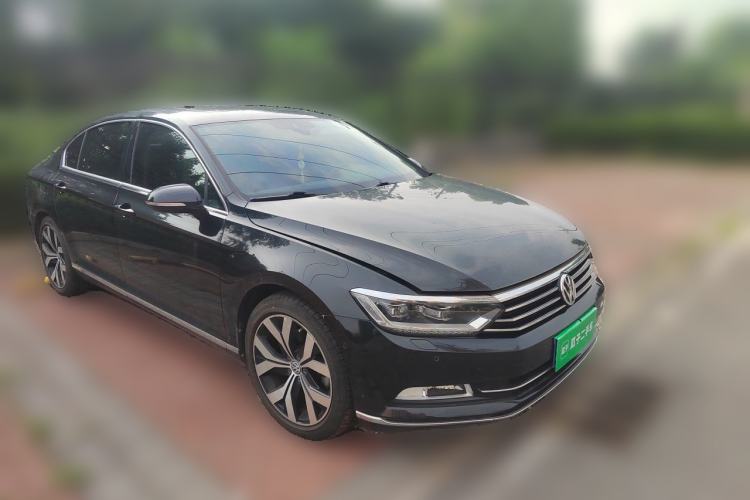 Used Volkswagen Magotan 2018 380TSI DSG Prestige Model Front Right 45 Deg