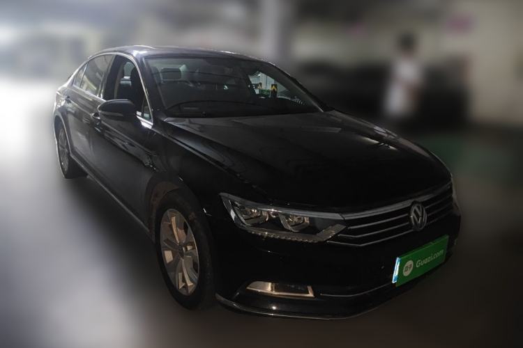 Used Volkswagen Magotan 2018 330TSI DSG Luxury Model Front Right 45 Deg