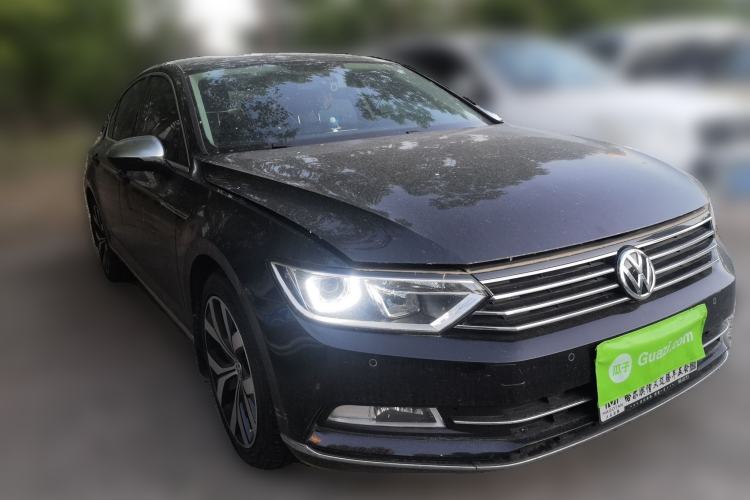Used Volkswagen Magotan 2018 330TSI DSG Advanced Model Front Right 45 Deg