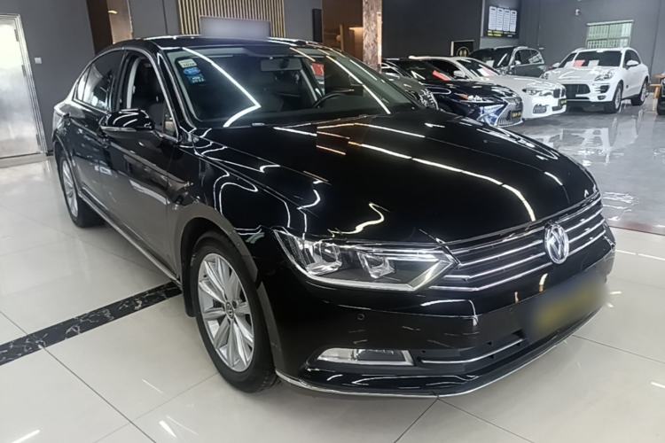 Used Volkswagen Magotan 2018 280TSI DSG Leading Model Front Right 45 Deg