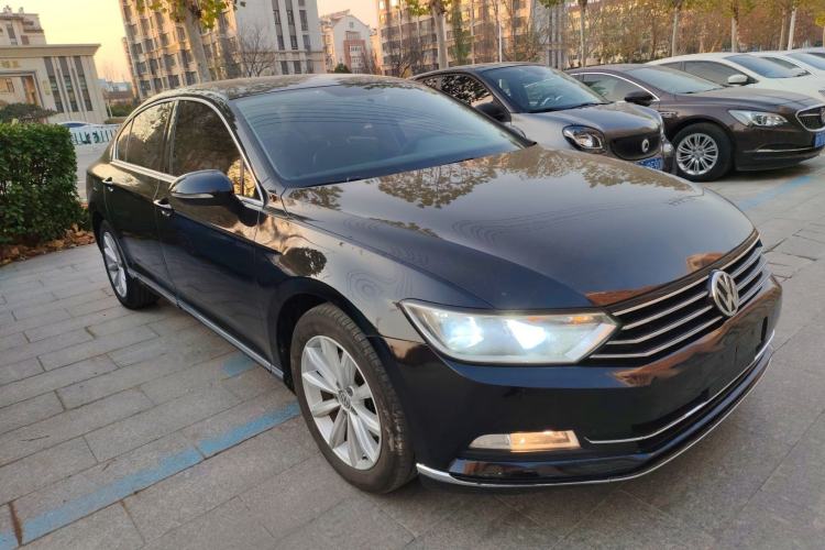 Used Volkswagen Magotan 2018 330TSI DSG Advanced Model Front Right 45 Deg