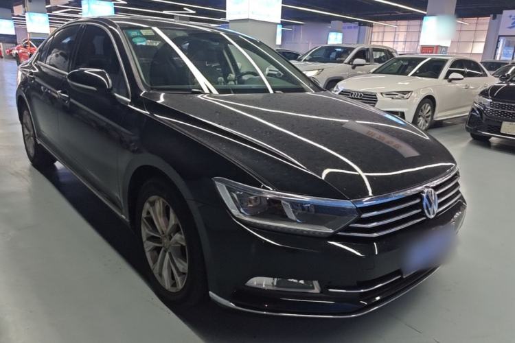 Used Volkswagen Magotan 2018 Facelift 330TSI DSG Luxury Model Front Right 45 Deg
