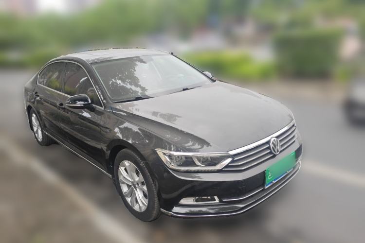 Used Volkswagen Magotan 2018 Facelift 330TSI DSG Luxury Model Front Right 45 Deg