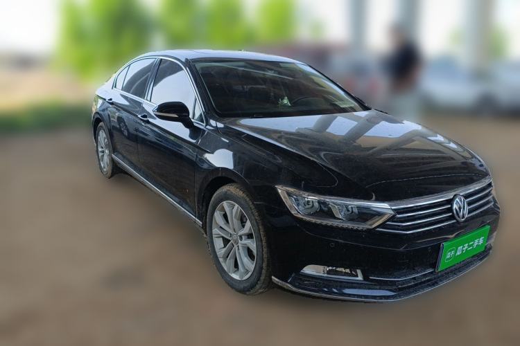 Used Volkswagen Magotan 2018 330TSI DSG Luxury Model Front Right 45 Deg