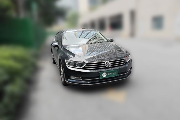 Used Volkswagen Magotan 2018 330TSI DSG Advanced Model Front Right 45 Deg