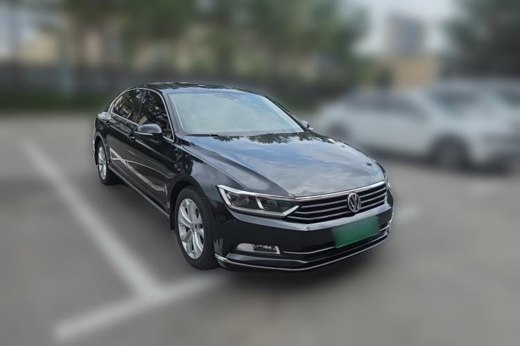 Used Volkswagen Magotan 2018 Facelift 330TSI DSG Luxury Model Front Right 45 Deg
