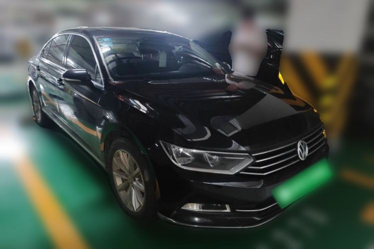 Used Volkswagen Magotan 2018 330TSI DSG Advanced Model Front Right 45 Deg