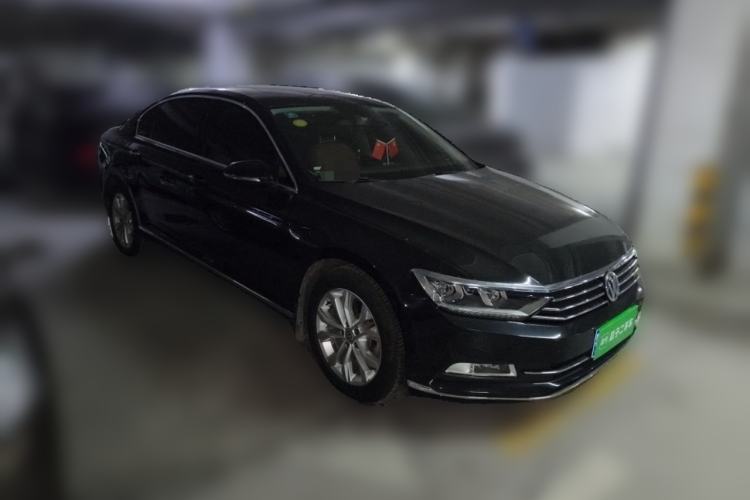 Used Volkswagen Magotan 2018 330TSI DSG Luxury Model Front Right 45 Deg