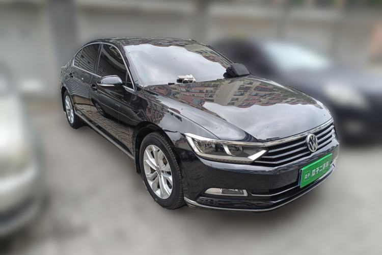 Used Volkswagen Magotan 2018 330TSI DSG Luxury Model Front Right 45 Deg