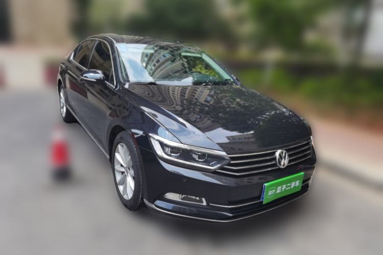 Used Volkswagen Magotan 2018 330TSI DSG Advanced Model Front Right 45 Deg