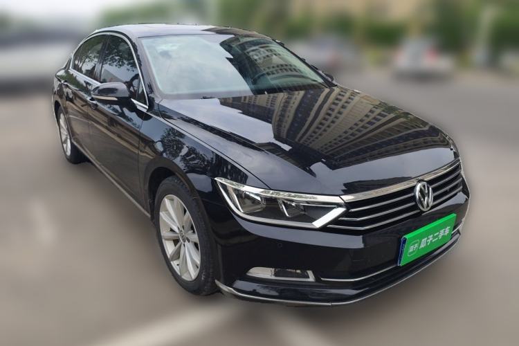 Used Volkswagen Magotan 2018 330TSI DSG Advanced Model Front Right 45 Deg