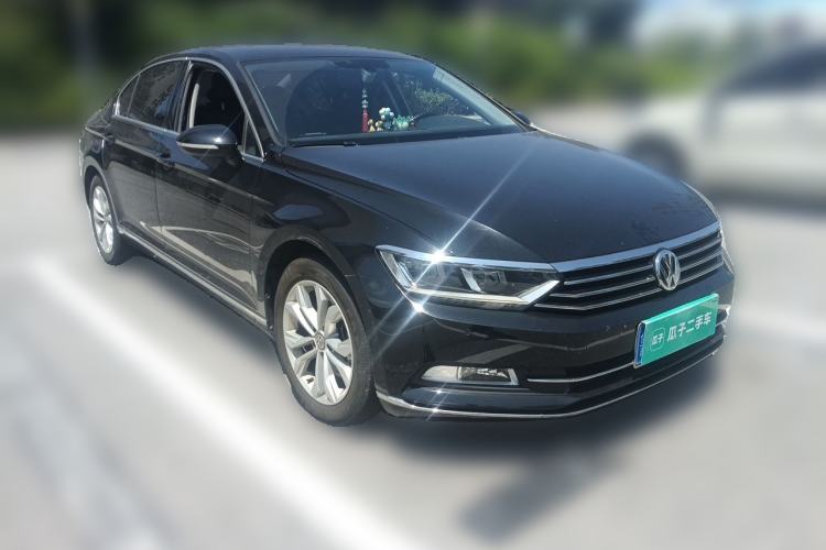 Used Volkswagen Magotan 2018 Facelift 330TSI DSG Luxury Model Front Right 45 Deg