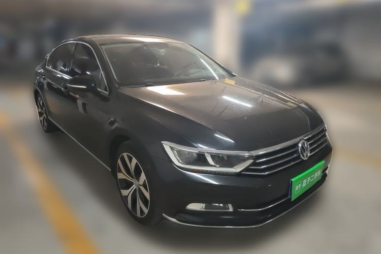 Used Volkswagen Magotan 2018 Facelift 330TSI DSG Luxury Model Front Right 45 Deg
