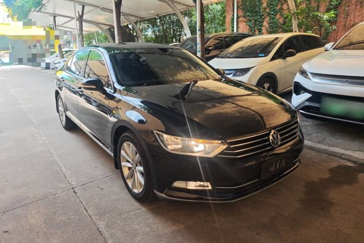 Used Volkswagen Magotan 2018 330TSI DSG Advanced Model Front Right 45 Deg