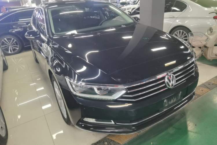 Used Volkswagen Magotan 2018 Facelift 330TSI DSG Luxury Model Front Right 45 Deg