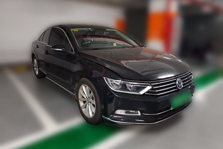 Used Volkswagen Magotan 2018 330TSI DSG Advanced Model Front Right 45 Deg