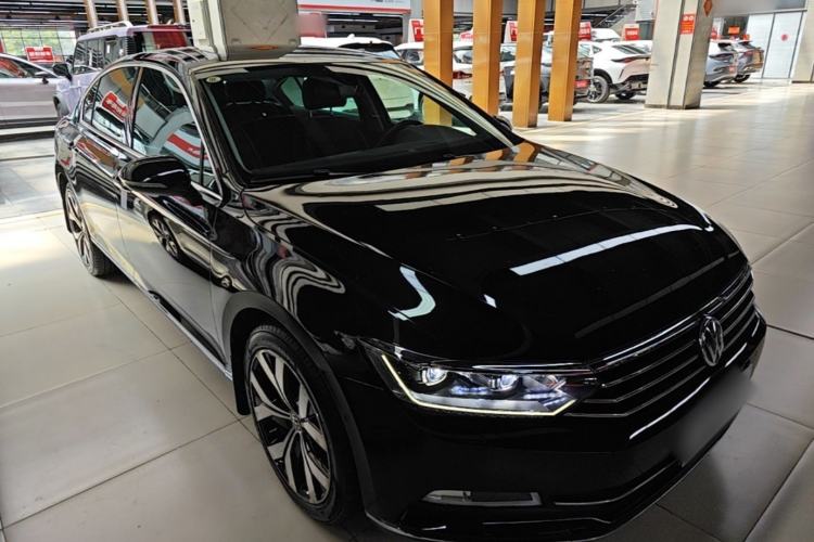 Used Volkswagen Magotan 2018 330TSI DSG Luxury Model Front Right 45 Deg