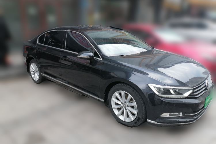 Used Volkswagen Magotan 2018 330TSI DSG Advanced Model Front Right 45 Deg