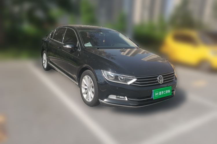 Used Volkswagen Magotan 2018 330TSI DSG Advanced Model Front Right 45 Deg