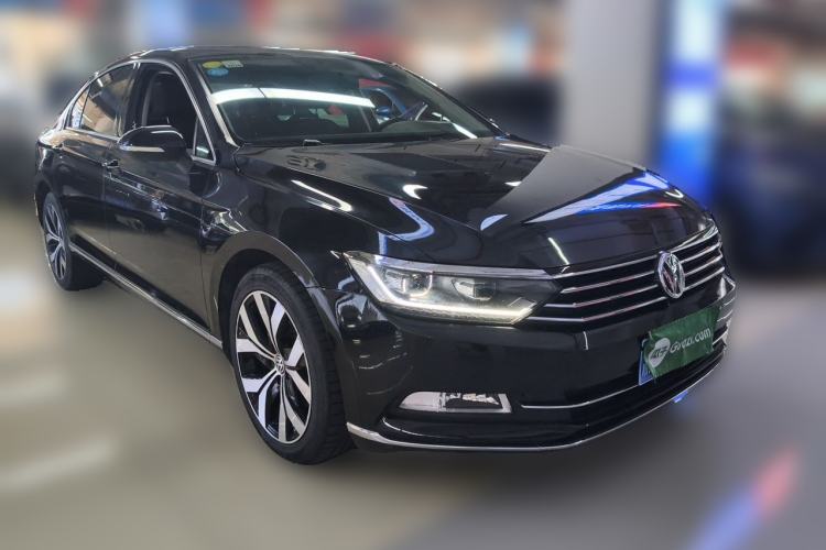 Used Volkswagen Magotan 2018 330TSI DSG Advanced Model Front Right 45 Deg