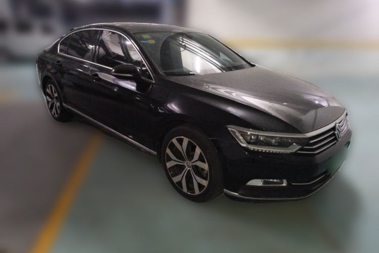 Used Volkswagen Magotan 2018 330TSI DSG Luxury Model Front Right 45 Deg