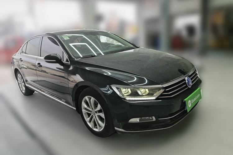 Used Volkswagen Magotan 2018 Facelift 330TSI DSG Luxury Model Front Right 45 Deg