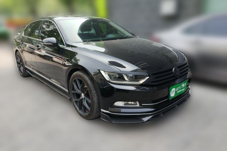 Used Volkswagen Magotan 2018 330TSI DSG Luxury Model Front Right 45 Deg