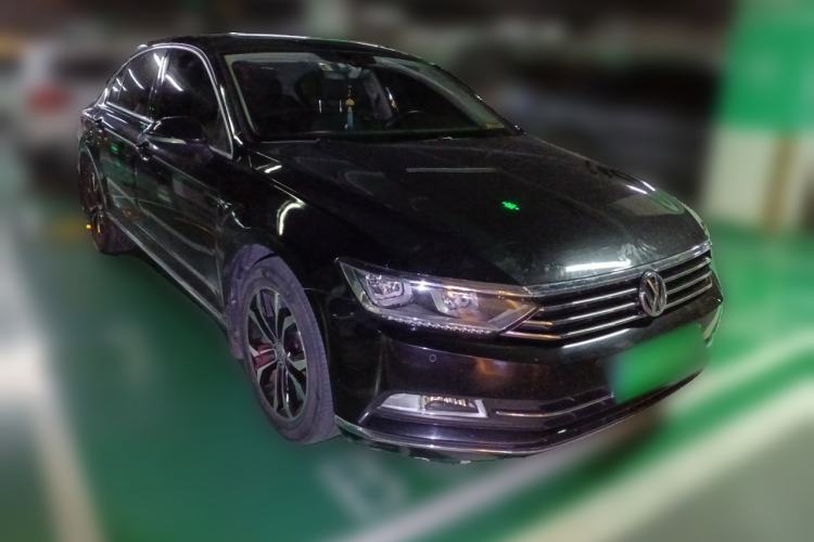 Used Volkswagen Magotan 2018 330TSI DSG Luxury Model Front Right 45 Deg