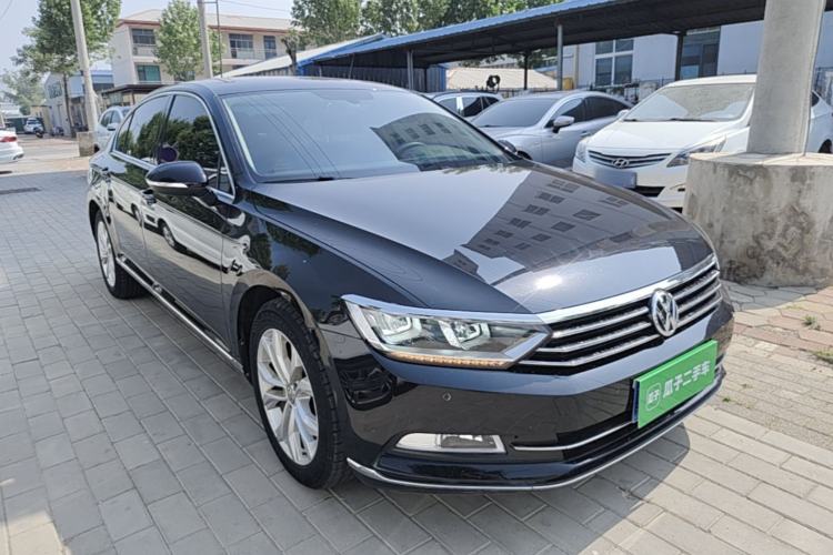 Used Volkswagen Magotan 2018 Facelift 330TSI DSG Luxury Model Front Right 45 Deg