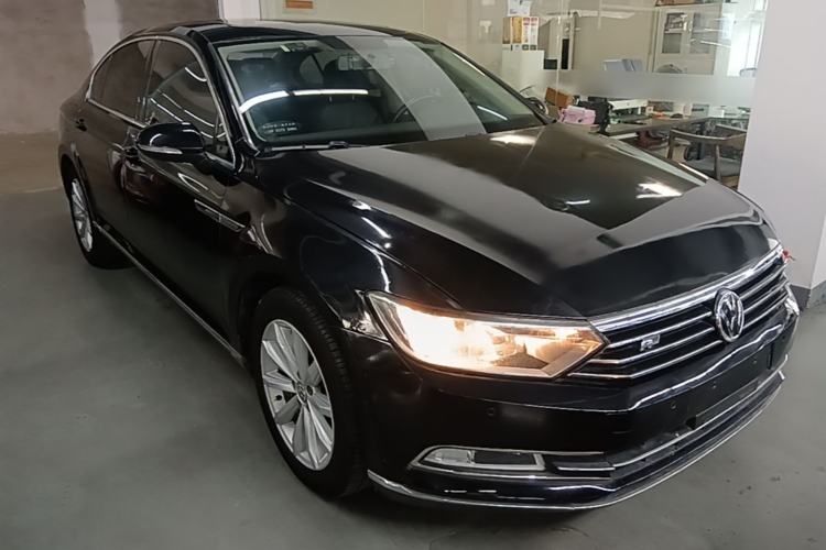 Used Volkswagen Magotan 2018 330TSI DSG Advanced Model Front Right 45 Deg