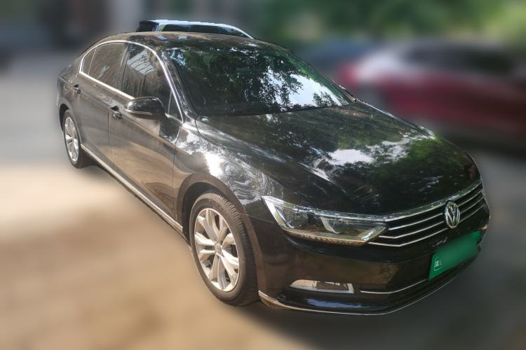 Used Volkswagen Magotan 2018 330TSI DSG Luxury Model Front Right 45 Deg